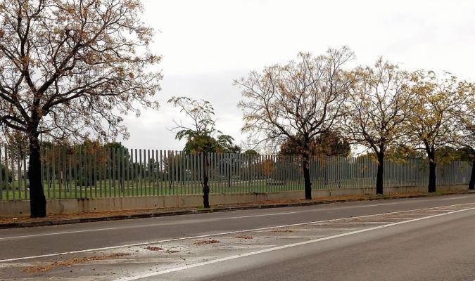 Piden retirar el vallado del Parque Guadaíra a su paso por el Polígono Sur