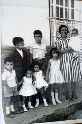 Juan Luna en brazos de su madre y acompañado por sus seis hermanos mayores