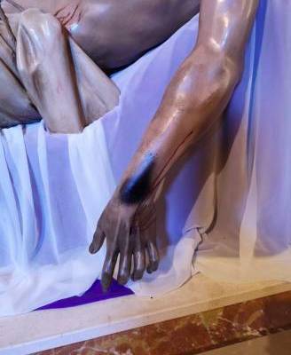 Imagen de la mano del Cristo manchada por el spray. Foto: Samuel Oliva