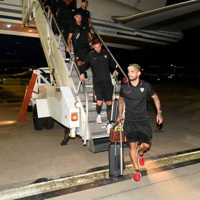  Los jugadores bajando del avión en Dallas. / Sevilla FC.