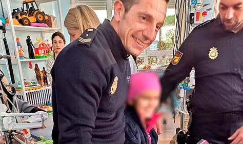 Los niños del Virgen del Rocío sonríen un poco más gracias a la Policía