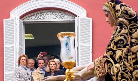 Aznar acude a ver la procesión de El Baratillo