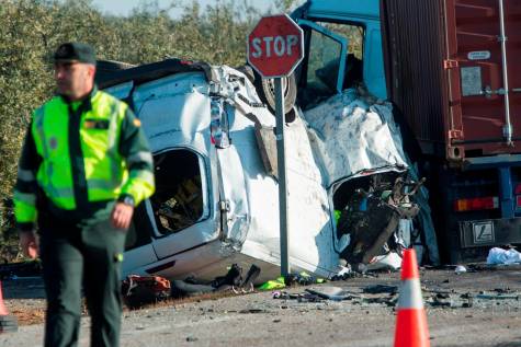 Cinco muertos en una colisión entre un turismo y un camión en Utrera