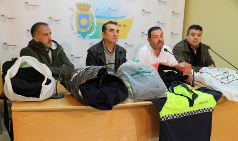 Policías jubilados donan sus uniformes a agentes sin la ropa reglamentaria