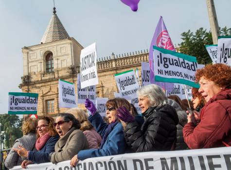 Feministas se concentran ante el Parlamento andaluz coincidiendo con el debate de investidura de Moreno