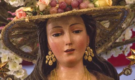 La Virgen nace vestida de Pastora en Cantillana