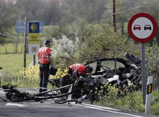 Accidente entre un autobús y un coche ocurrido en la localidad de Lantz, Navarra. / EFE