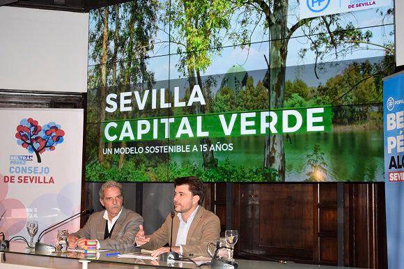 Beltrán Pérez y Ricardo Librero durante la presentación de Sevilla Capital Verde. / El Correo