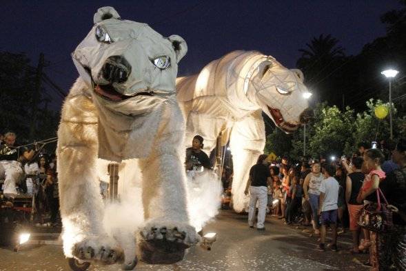 Los osos polares del gran pasacalles nocturno de la compañía Sarruga en Sevilla. 