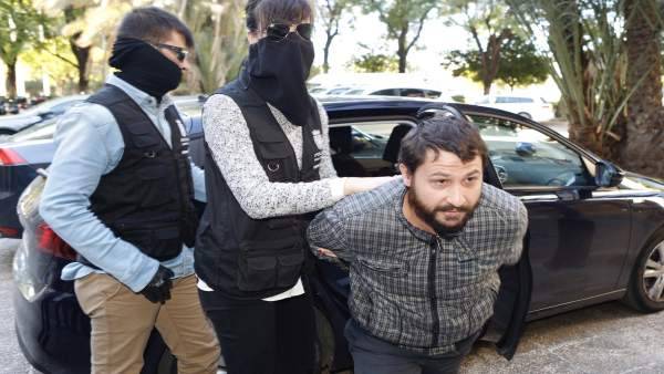 El acusado es dirigido a los juzgados por los agentes del grupo de Hocimidios. Foto: Europa Press.