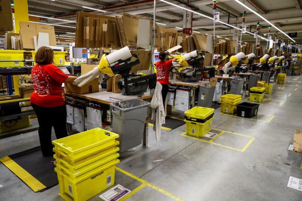 Varios operarios trabajan en una nave de distribución de Amazon en Madrid. EFE / Emilio Naranjo