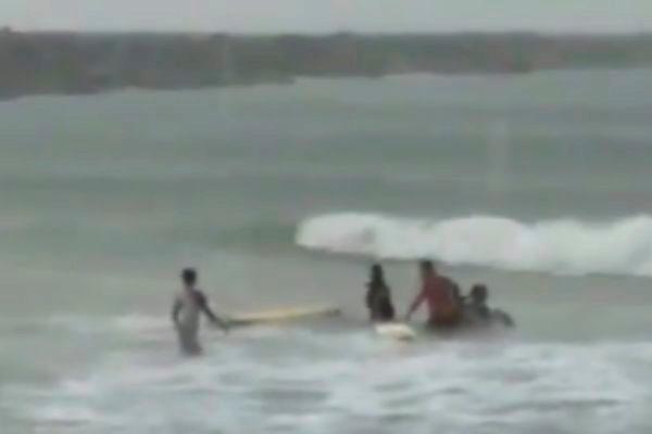 Muere la campeona brasileña de surf tras alcanzarle un rayo mientras entrenaba