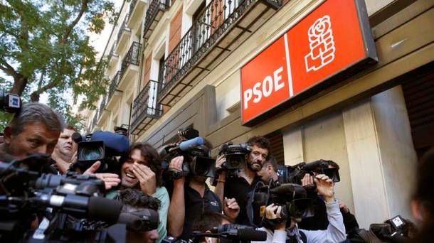 Periodistas en la sede del PSOE, en Ferraz. / EFE