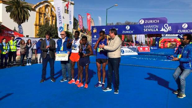 Tsedat lidera un podio 100% etíope y bate el récord del maratón de Sevilla