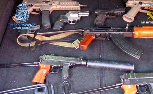 Armas de guerra para custodiar un arsenal de droga en Málaga