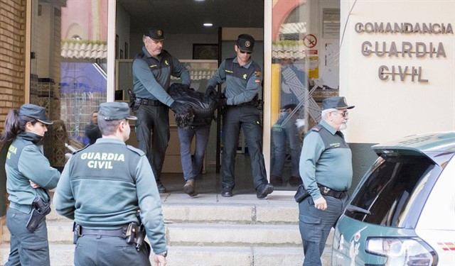 Trasladan al detenido por la muerte de Laura Luelmo desde la Comandancia de la Guardia Civil de Huelva. A. Pérez / Europa Press
