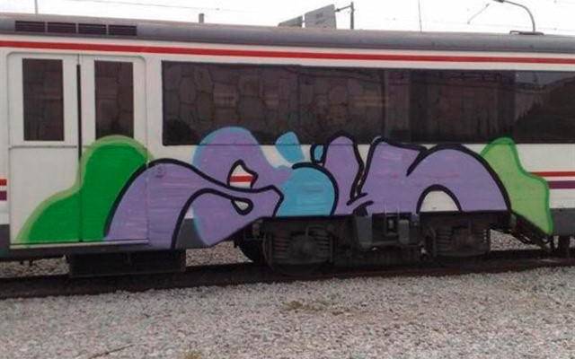Renfe gasta casi 1.000 euros al día solo en Andalucía en limpiar los grafitis de los trenes