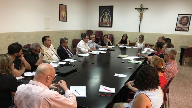 Reunión del alcalde Espadas con los representantes vecinales de la zona antes del verano. Foto: El Correo.