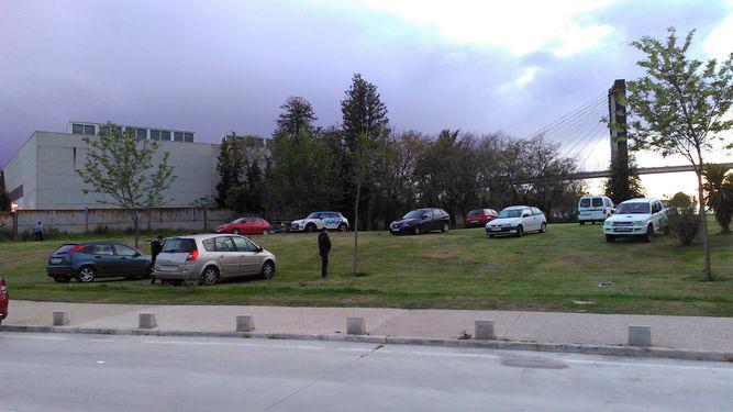 Conductores que no respetan las zonas verdes del Parque Guadaíra, aparcando sus coches encima de los jardines.