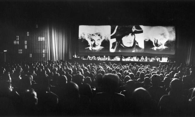 Proyección de la película ‘Napoleón’ de Abel Gance en una de las salas de la época. / El Correo