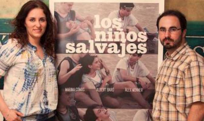 Pie de foto: Marta Velasco y Gonzalo Bendala junto al cartel del filme ‘Los niños salvajes’. / El Correo