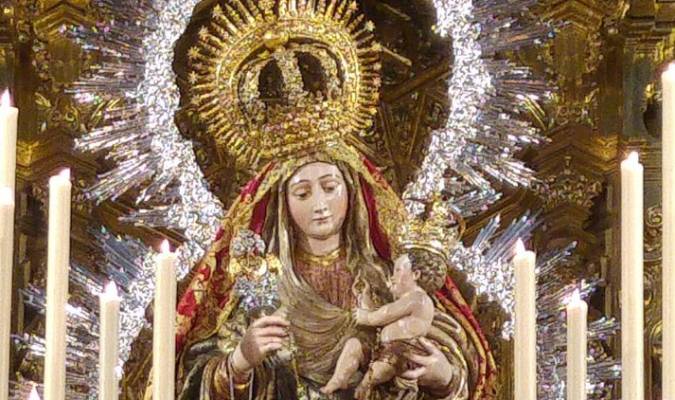 La Virgen del Amparo en su altar de cultos en la Magdalena. Foto: El Correo