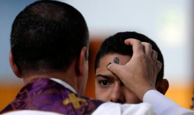 Un sacerdote marca la señal de la cruz durante el Miércoles de Ceniza. / Efe