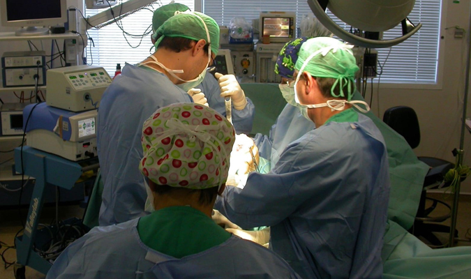 Una operación quirúrgica en un hospital público andaluz. / El Correo