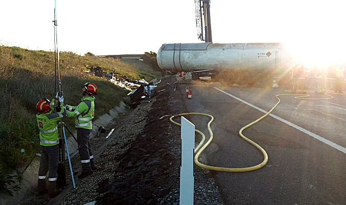 Accidente de un camión de gas butano en la A-49. / El Correo