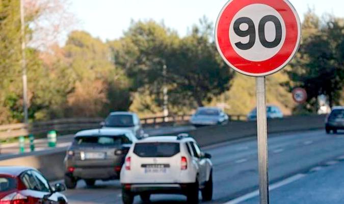 Una señal de 90 kilómetros por hora en una carretera española. / EFE