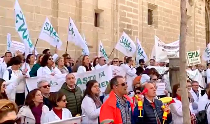 Médicos en la concentración frente a la sede del SAS en Sevilla. / Twitter