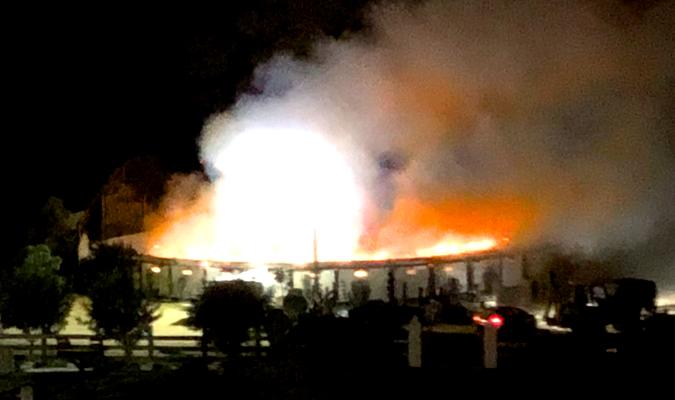 Incendio durante la noche de la finca de Morante. / Rogelio de la Carrera