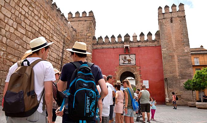 Turistas en el Alcázar de Sevilla. / Jesús Barrera