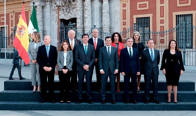 Foto de familia del nuevo Gobierno de Juan Manuel Moreno. / El Correo