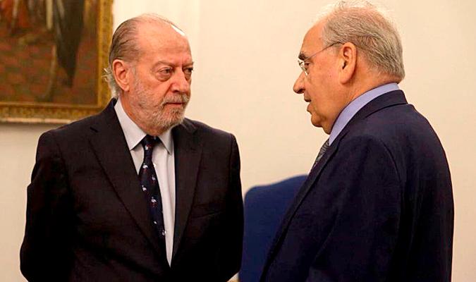 Alfonso Guerra (d) y Fernando Rodríguez Villalobos este lunes en la Casa de la Provincia. / El Correo