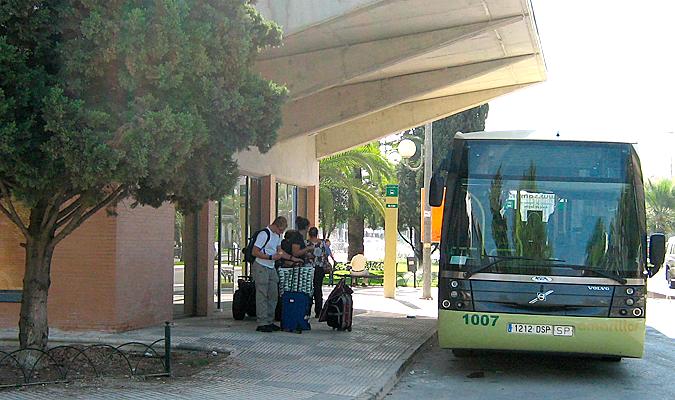 Una línea de autobuses de la provincia de Sevilla. / El Correo
