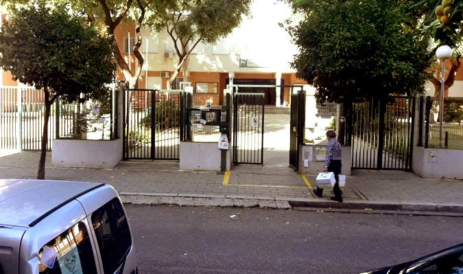Imagen del colegio en Sevilla este afectado. / El Correo