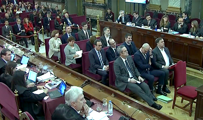 Los políticos juzgados por el proceso independentista en la sala que los juzga. / El Correo