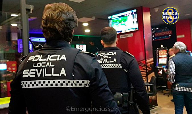  Agentes de la Policía Local en el local. / Emergencias Sevilla