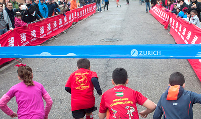 Una de las carreras infantiles, para niños de diversas edades, en las que se puede particular el sábado 16, víspera del Maratón de Sevilla. / El Correo.