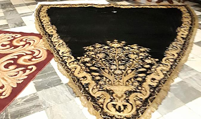 La hermandad de Santiago de Écija recupera un manto de la Virgen del siglo XVIII