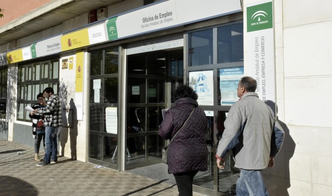 Ciudadanos en la puerta de una oficina del Servicio Andaluz de Empleo en Sevilla. / Manuel Gómez