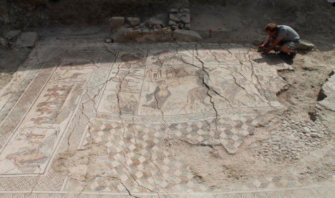 El enorme mosaico romano de Écija fue descubierto en el yacimiento de Plaza de Armas de Écija en mayo de 2015. / M.R.