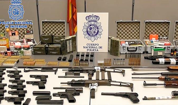 Imagen de el arsenal de armas intervenido. / Policía Nacional