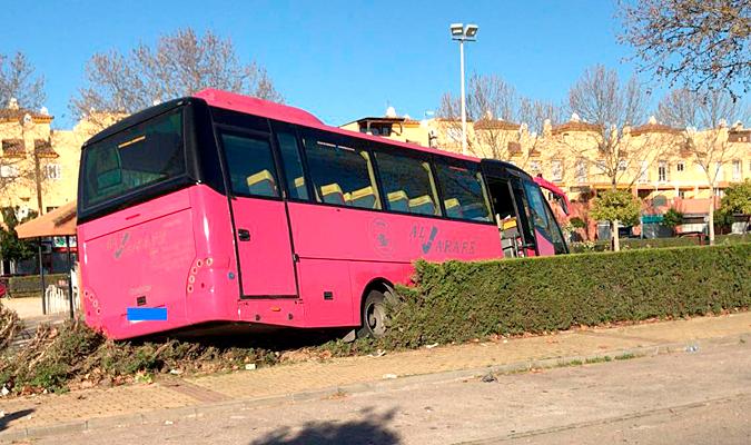 Imagen del autobús siniestrado en Bormujos. / Antonio Solís