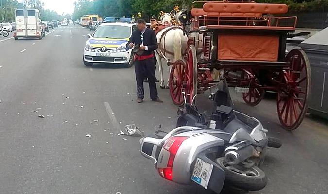 Imagen de la moto y coche de caballos implicados. / Emergencias Sevilla