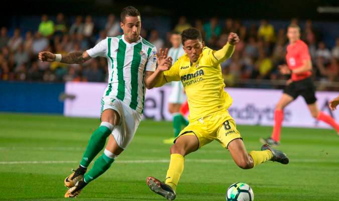 Sergio León pugna con Fornals por un balón dividido durante el partido de la temporada pasado entre Villarreal y Betis. / Domenech Castelló