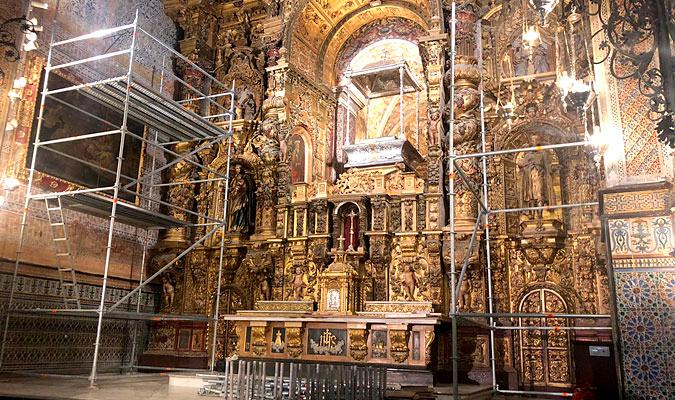 Trabajos de restauración del retablo mayor del santuario de la Virgen de Consolación de Utrera. / V.C.