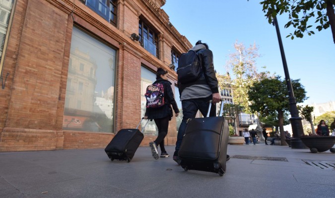 Turistas con sus maletas en el centro de la ciudad. Foto: Manuel Gómez. 