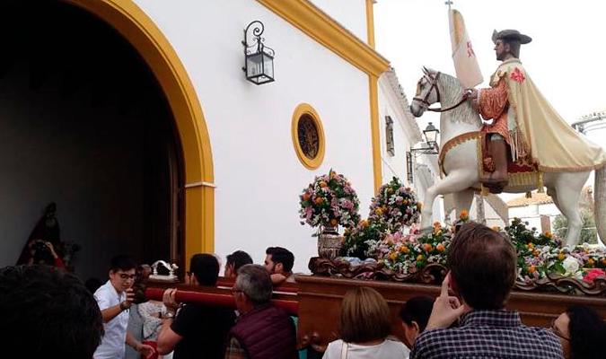 Traslado por parte de los vecinos del Santo Patrón de Los Corrales, Santiago Apóstol. / El Correo